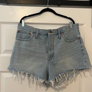MADEWELL Lightwash Relaxed Denim Shorts with Frayed Hem 32